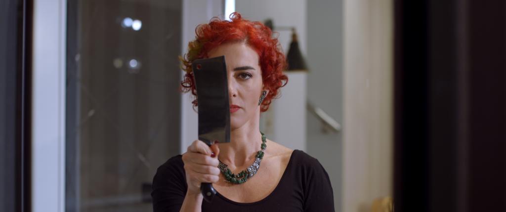 Bir psikiyatristin evlilik terapisi: Bıçakla iç gözlem. Ardından, nefretini ekmekten çıkarma seansı. Gönül, başkalarının zihnini tedavi ederken, kendi evliliğini kesip biçiyor.

A psychiatrist's marital therapy: introspection via knife-mirror, then taking her rage out on the bread. While she treats others' minds, her own marriage gets chopped up.
